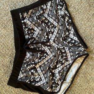 No Boundaries pattern loungewear shorts.